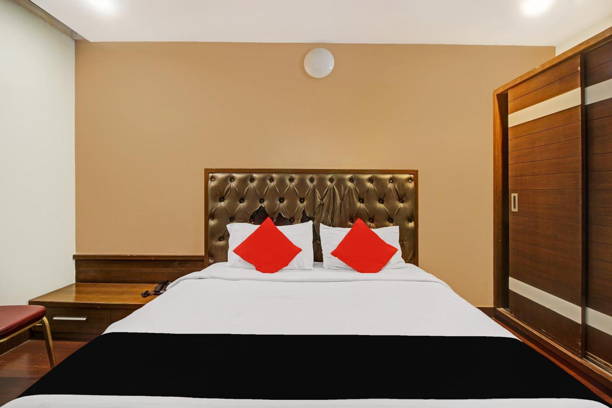 Collection O 82357 Hotel Surabhi Pride Trimulgherry Extérieur photo
